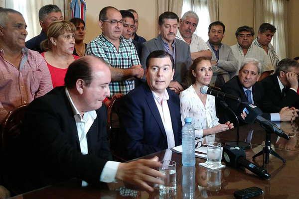 Varios municipios confirmaron que pagaraacuten el bono en  sintoniacutea con la provincia