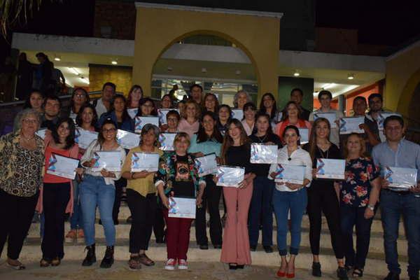 Entregaron certificados de curso de oratoria  a docentes de Santiago y de Coacuterdoba