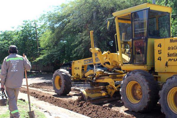 La comuna capitalina mejora las calles de tierra afectadas por el temporal