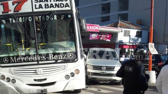 Colectivo de la liacutenea 17 y una camioneta chocaron en plena Belgrano