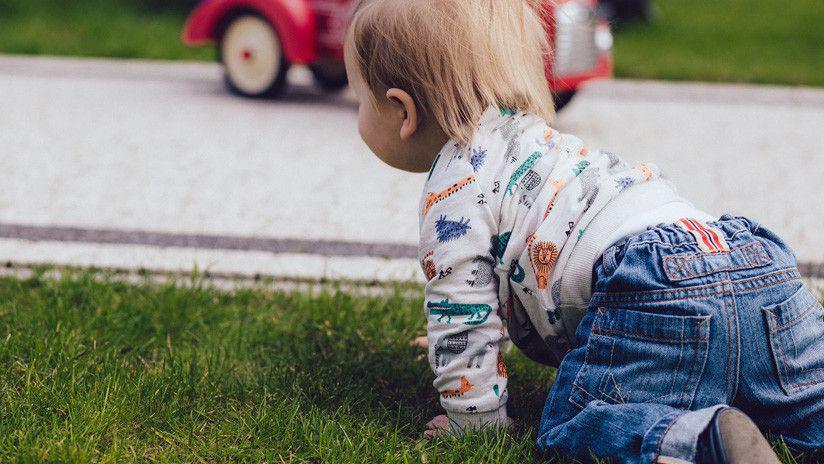 Una beba de dos antildeos sale ilesa luego de ser atropellada por un auto