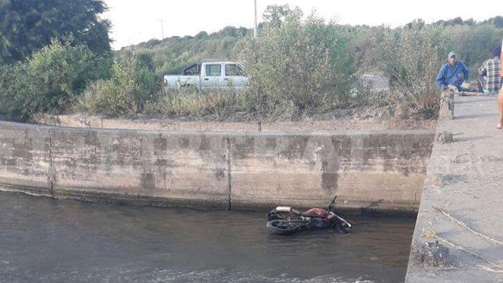 La Banda- derrapoacute sufrioacute graves heridas y su moto terminoacute en un Canal