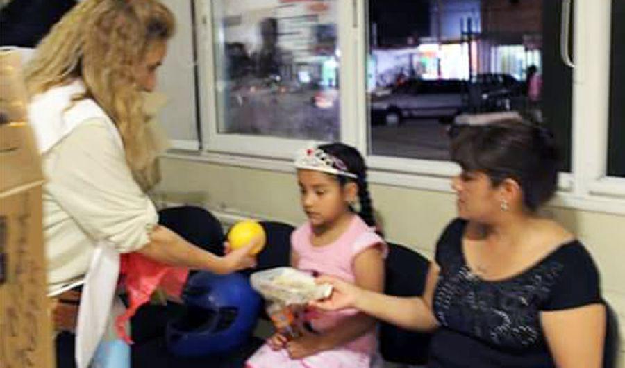 Urunday le acerca un plato de comida a personas en situacioacuten de calle