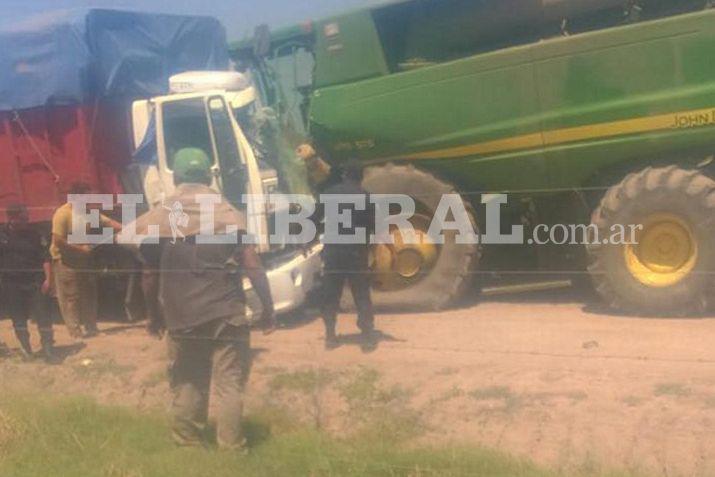 El accidente de trnsito ocurrió en la Ruta 42 cuando un camión y una mquina cosechadora chocaron de frente 