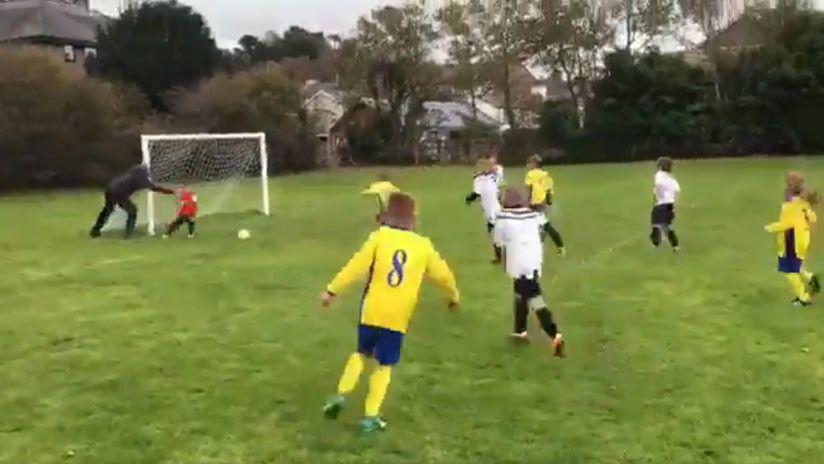 Un padre empujoacute a su hijo de seis antildeos para impedir un gol