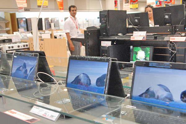 Comerciantes destacan que el bono provincial tendraacute impacto en el sector