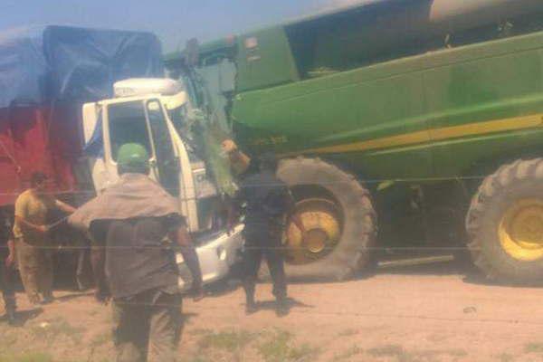 Camionero en grave estado tras chocar  con una cosechadora