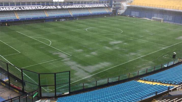 Por el momento el campo de juego del estadio de Boca se encuentra cubierto de agua