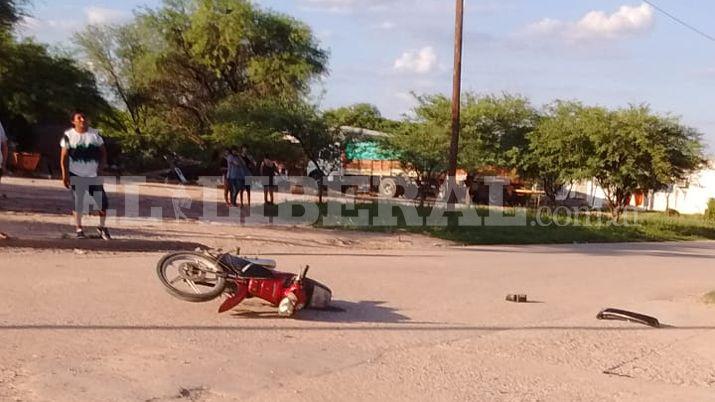 Un menor de 16 antildeos terminoacute herido tras chocar con su moto
