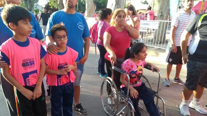 Atletas especiales participaron en el maratoacuten del pueblo