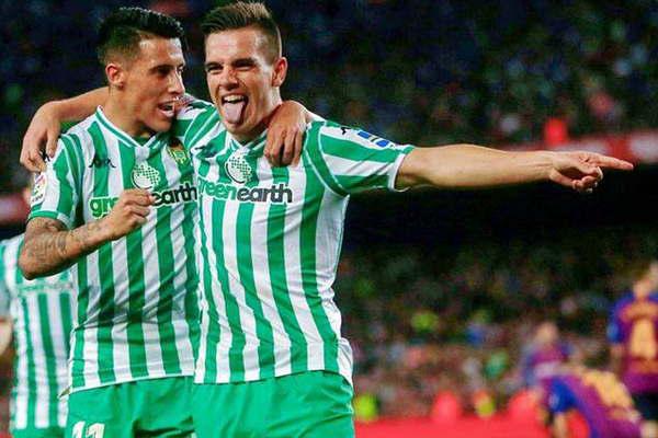 Messi volvioacute hizo dos goles pero el Betis sorprendioacute con un Lo Celso imparable