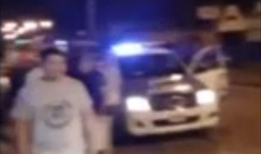 VIDEO  Intentoacute robar en un colectivo y lo bajaron a golpes