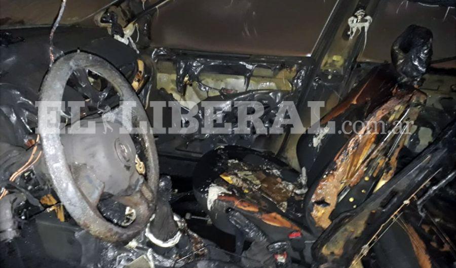 Antildeatuya- investigan las causas del incendio de un automoacutevil