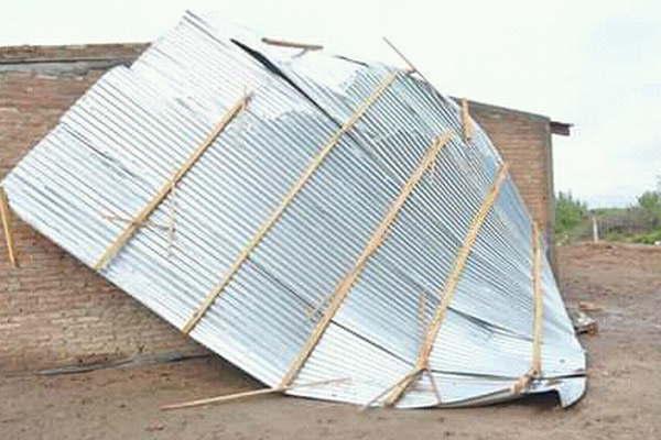 Violento temporal de lluvia y viento golpeoacute a varias familias de la localidad de Herrera