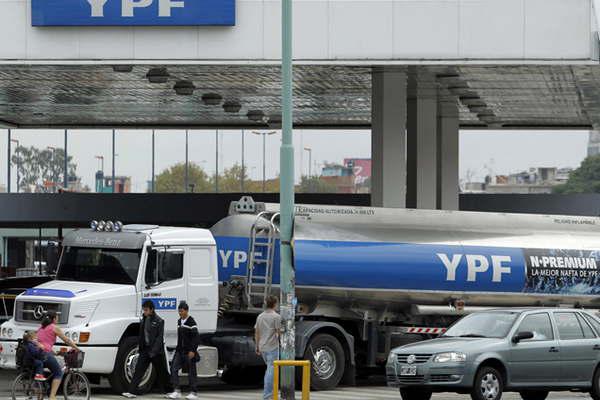 Al menos en YPF no habriacutea maacutes subas de combustible este antildeo