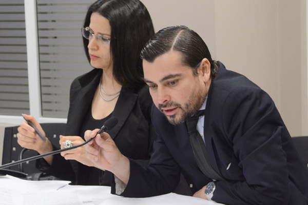 Piden maacutes diacuteas de detencioacuten para cirujano acusado de golpear y morder a su pareja 