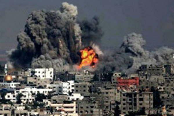 Palestinos lanzan 200 cohetes a Israel que responde con bombas