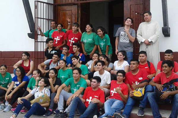 Joacutevenes que haraacuten la Confirmacioacuten participaron de un retiro espiritual