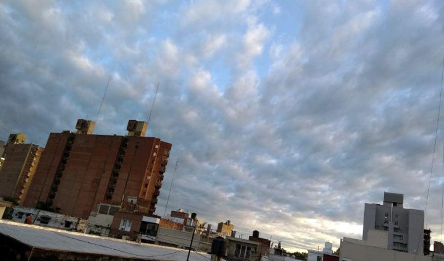 El martes en Santiago comenzoacute con agua y podriacutea terminar igual