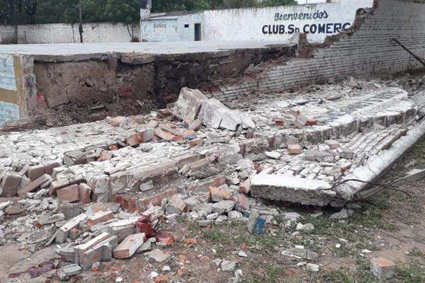 Cedioacute una tapia y aplastoacute a un adolescente que se dirigiacutea a la iglesia en Quimiliacute