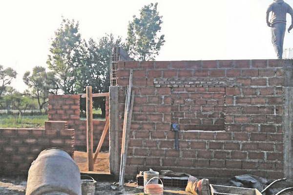 El Gobierno de la provincia construiraacute maacutes viviendas sociales para familias de Antajeacute Banda