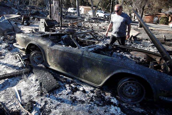 Los muertos por el incendio ascienden a 44 en California