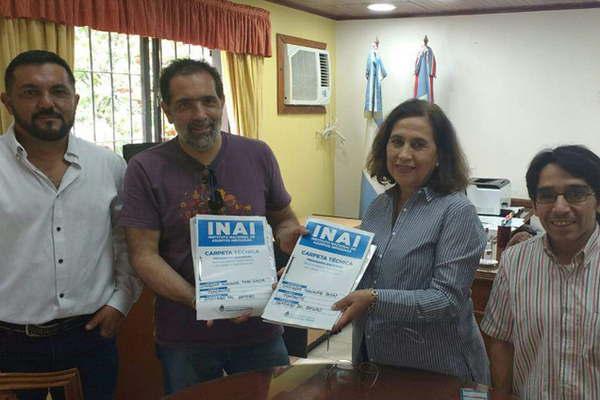 Entregan carpetas de relevamiento de comunidades indiacutegenas al Inai