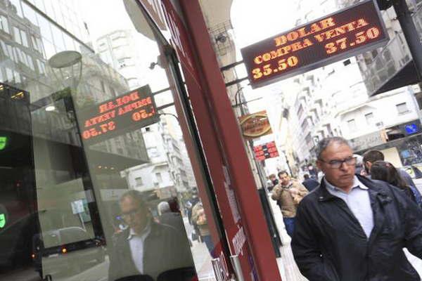 El doacutelar saltoacute 55 centavos y se despegoacute de la banda inferior de flotacioacuten