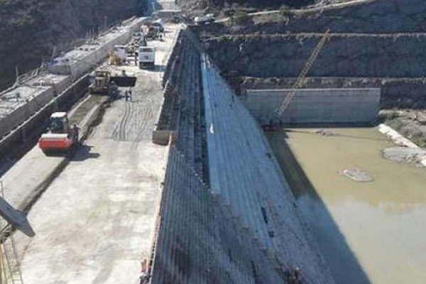 Macri anunciariacutea obra hiacutedrica importante para Santiago