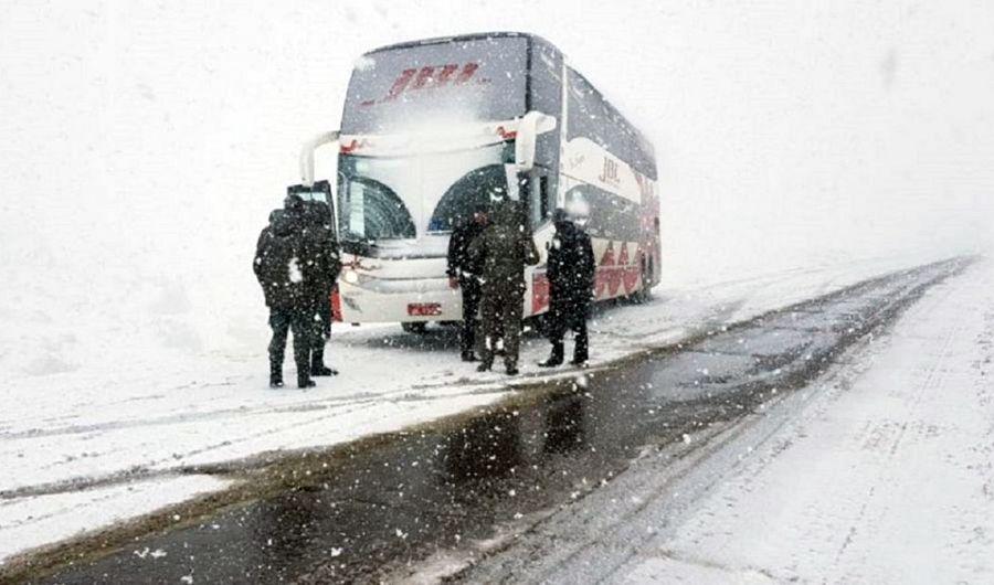 Casi una tragedia- un micro quedoacute al borde de un precipicio en Mendoza