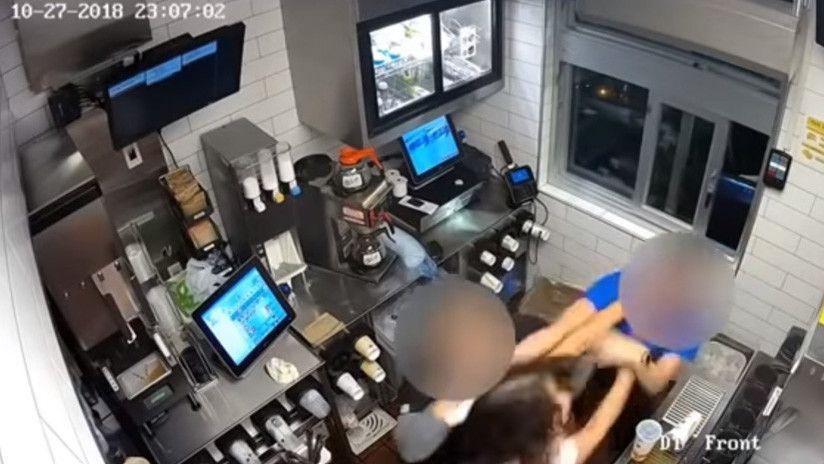 Una mujer ataca a un empleado de McDonalds por una insoacutelita razoacuten