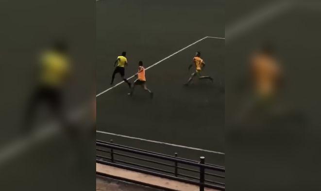 VIDEO  Cobroacute un tiro libre en el uacuteltimo minuto y recibioacute una paliza