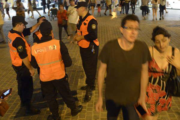 Maacutes de 200 policiacuteas blindan la city y comercios ante el cobro de bonos sueldos y aguinaldo 