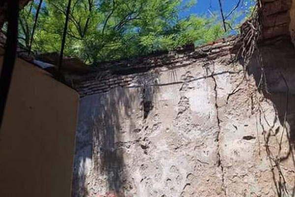 Una pareja y su hijo se salvan de morir  aplastados al caer el techo de su habitacioacuten