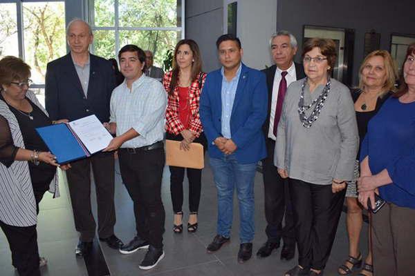 La Legislatura inauguroacute una muestra del historietista Pablo Aacutelvarez