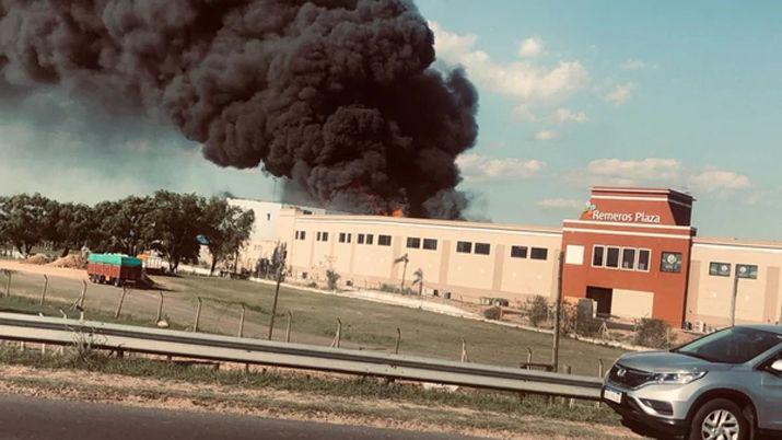 VIDEO  Pavoroso incendio consumioacute un local de supermercado