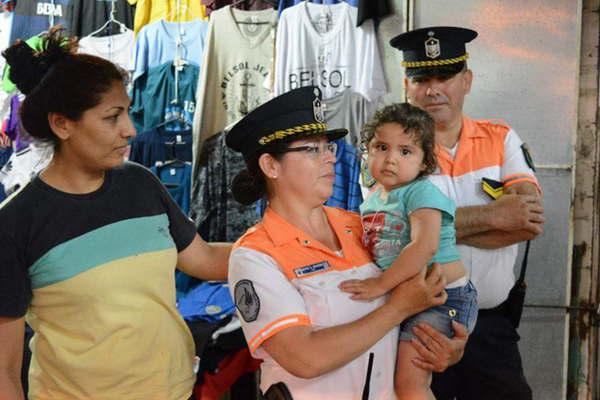 Mujer Policiacutea le salvoacute la vida a una nintildea en el Pasaje Castro