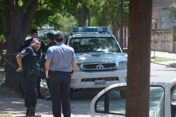 Besoacute a una compantildeerita y los padres se trenzaron en lucha