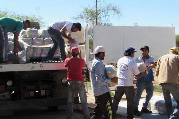 Provincia y comuna local asisten a los inundados de Colonia El Simbolar 