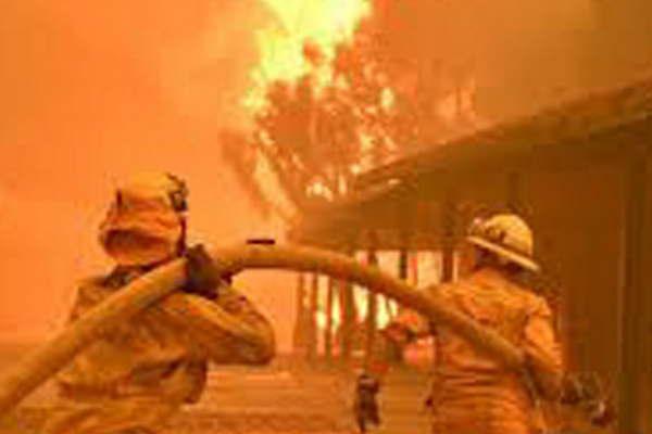 Hallan ocho cuerpos maacutes en incendios de California y ya suman 59 los muertos