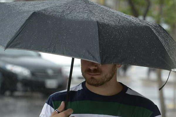 Las lluvias podriacutean regresar mantildeana a Santiago