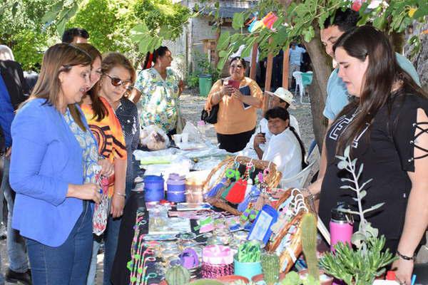 Fuentes visitoacute Feria de Huerteros Artesanos y Emprendedores