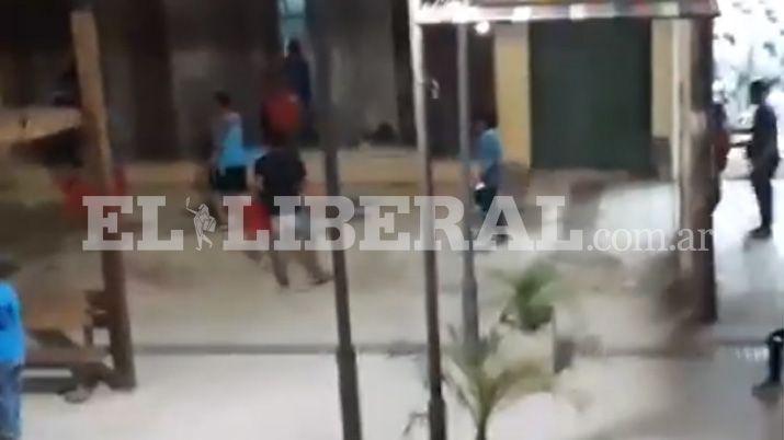 Video  Violenta pelea de joacutevenes en pleno centro de La Banda
