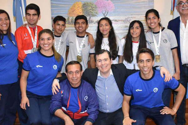 El gobernador Zamora recibioacute a los deportistas locales que participaron en los Juegos Evita 2018