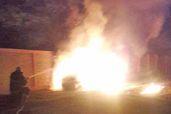 Una camioneta se incendioacute y creen que fue intencional