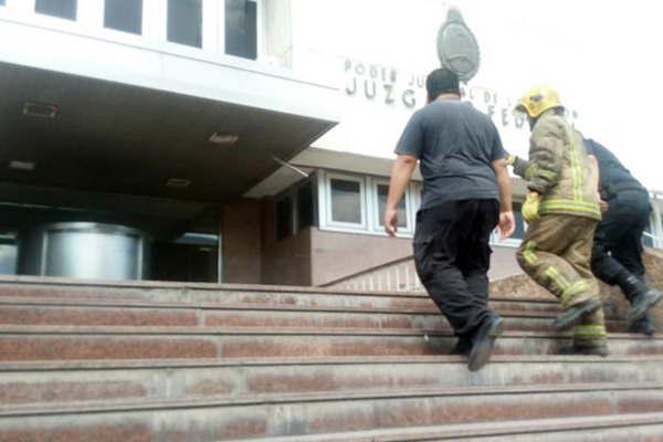Se incendioacute una maacutequina para quemar papeles  en el Juzgado Federal 