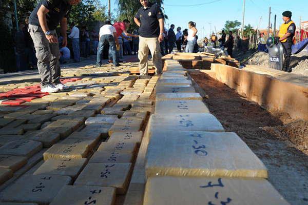 Prorrogan la prisioacuten preventiva a banda que bombardeoacute 700 kilos de droga en El Cuadrado