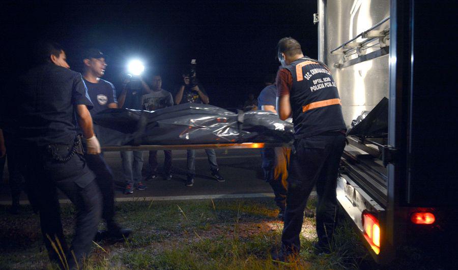 Muerte de motociclista y terrible vuelco de camioacuten cisterna que lo chocoacute en la entrada de Beltraacuten
