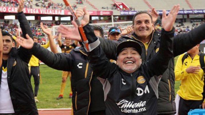 VIDEO  Los Dorados le cantan al DT- Ay Diego Armando queacute loco que estaacutes