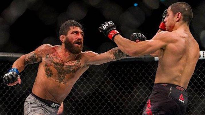 VIDEO  El argentino Canetti cayoacute noqueado tras lluvia de rodillazos